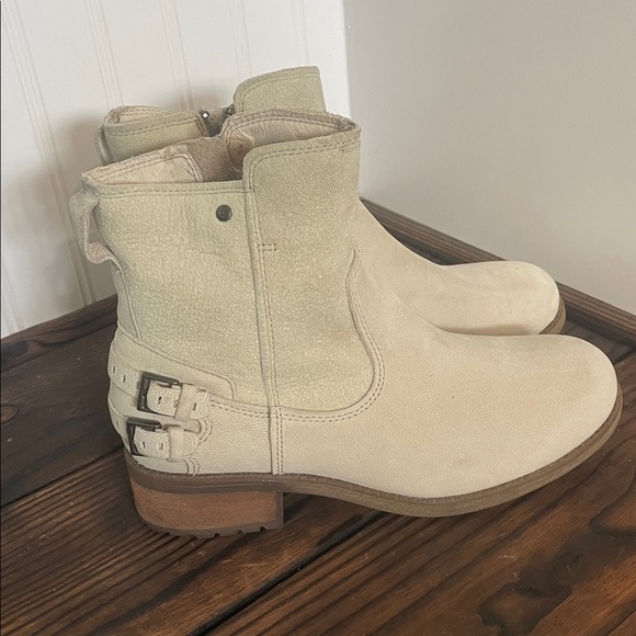 Like new UGG Orion Cream Ankle Boots with Zipper - Picture 1 of 7